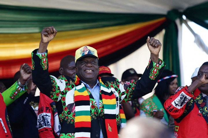 Ledakan terjadi di dekat Presiden  Emmerson Mnangagwa saat dia melambai kepada pendukung pada acara kampanye di Bulawayo, Sabtu, 23 Juni 2018 waktu setempat. Beruntung dia lolos tanpa terluka.