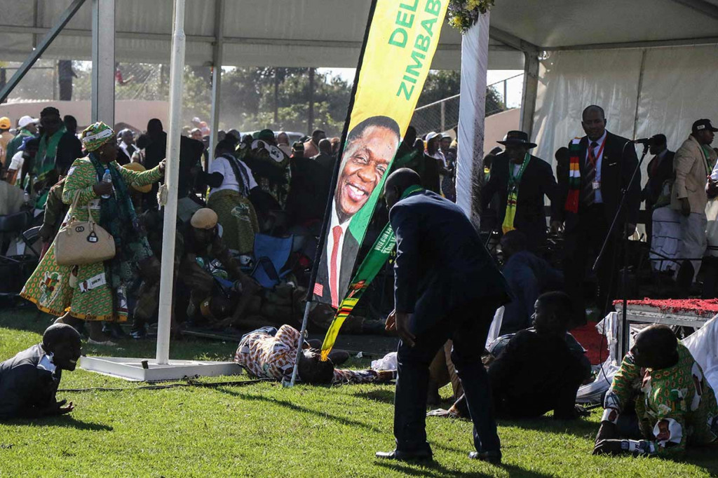 Beberapa orang tergeletak terkena ledakan yang diduga bom, saat Mnangagwa menggelar kampanye di sebuah stadion di Bulawayo.