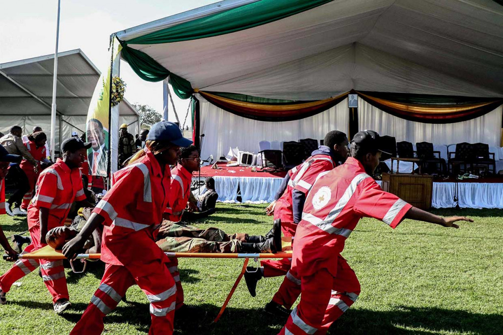 Korban luka-luka segera dilarikan ke rumah sakit. Belum diketahui pihak yang bertanggung jawab terkait ledakan tersebut.