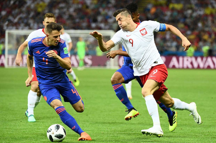 Pada menit-menit awal laga, pemain kedua kesebelasan saling berbalas serangan. Namun belum ada yang membuahkan hasil.