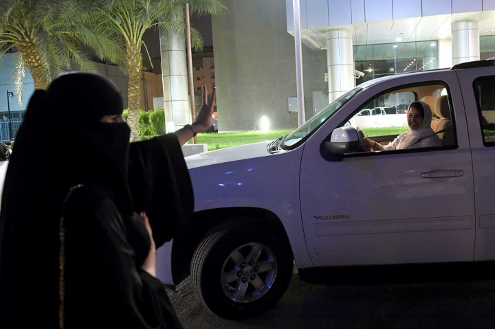 Perempuan-perempuan di Arab Saudi patut bergembira karena pihak kerajaan secara resmi telah membatalkan larangan mengemudi bagi pengendara perempuan pada Minggu, 24 Juni 2018.