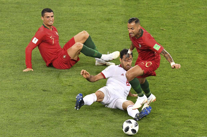 Para pemain Portugal mengurung pertahanan Iran sejak awal laga. Namun berkat permainan disiplin pemain belakang Iran, Portugal kesulitan membobol gawang lawan. 