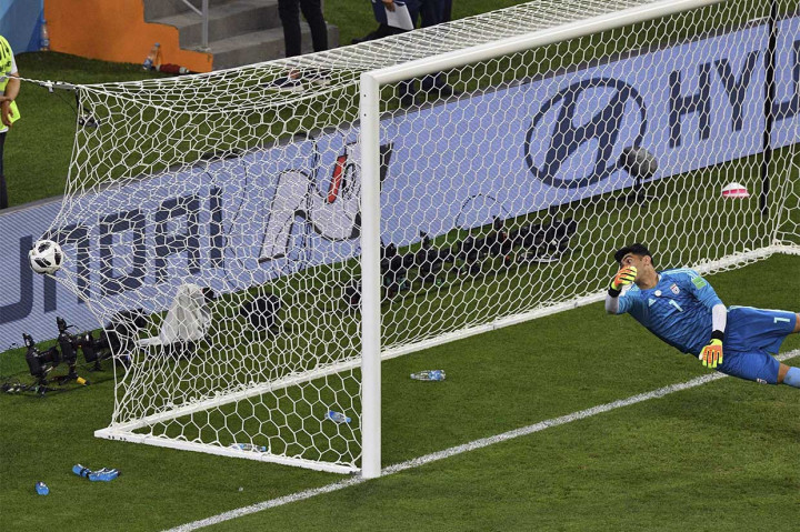 Portugal akhirnya berhasil memecah kebuntuan di akhir babak pertama lewat Ricardo Quaresma. Tembakan melengkung dengan kaki bagian luarnya gagal diantisipasi Alireza Beiranvand.