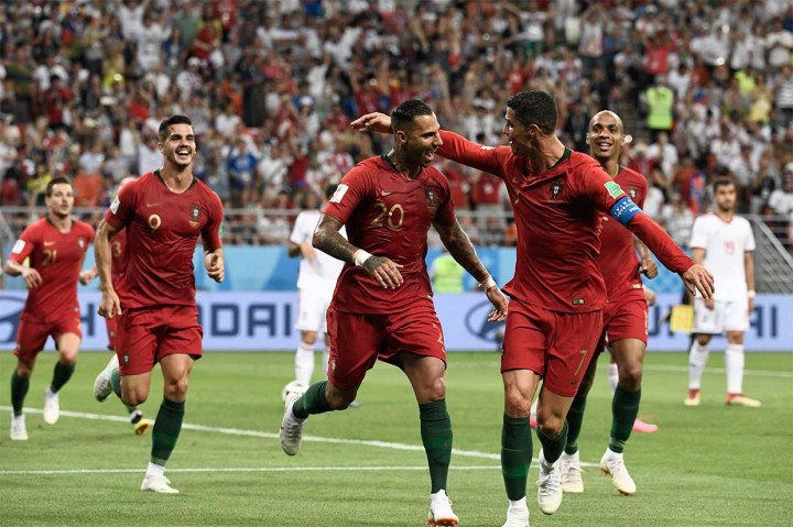 Gol Quaresma disambut gembira rekan-rekan setimnya.