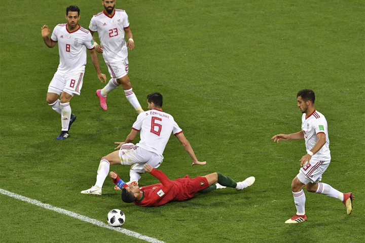 Enam menit babak kedua berjalan Portugal mendapat hadiah penalti setelah Cristiano Ronaldo dilanggar Saeid Ezatolahi.