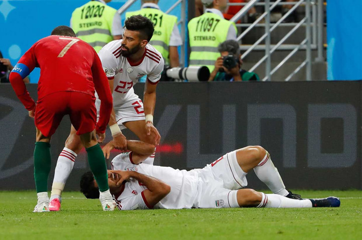 Terjadi insiden pada menit ke-80 saat Ronaldo terlihat menyikut pemain belakang Iran Morteza Pouraliganji. 