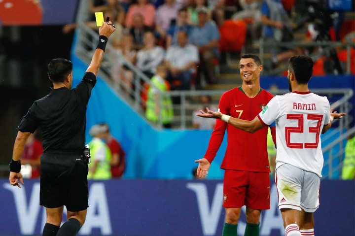 Wasit yang berkonsultasi dengan VAR memutuskan untuk mengganjar kapten Portugal itu dengan kartu kuning saja. 