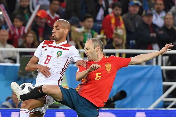 Spanyol mendominasi jalannya laga sejak menit awal. Namun Maroko juga sesekali melakukan perlawanan lewat serangan balik.