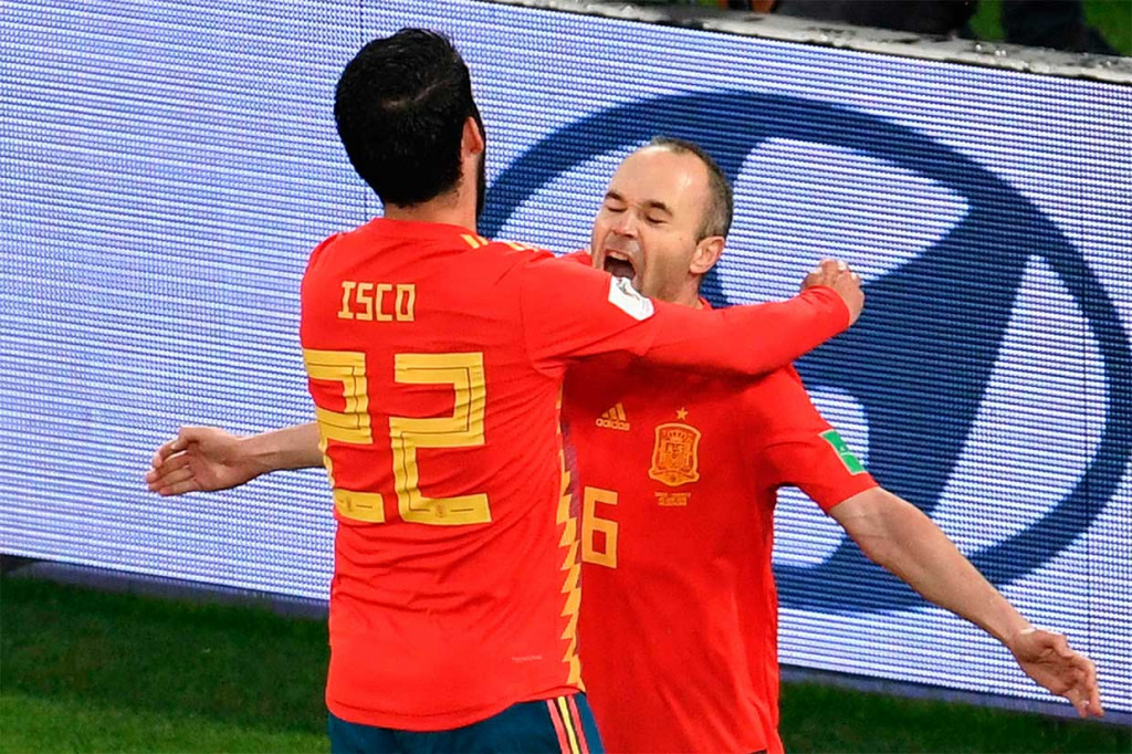 Isco melakukan selebrasi bersama Iniesta.