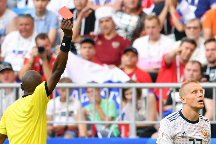 Tertinggal 2 gol Rusia justru kehilangan satu pemain setelah Igor Smolnikov diganjar kartu kuning kedua pada menit ke-36.