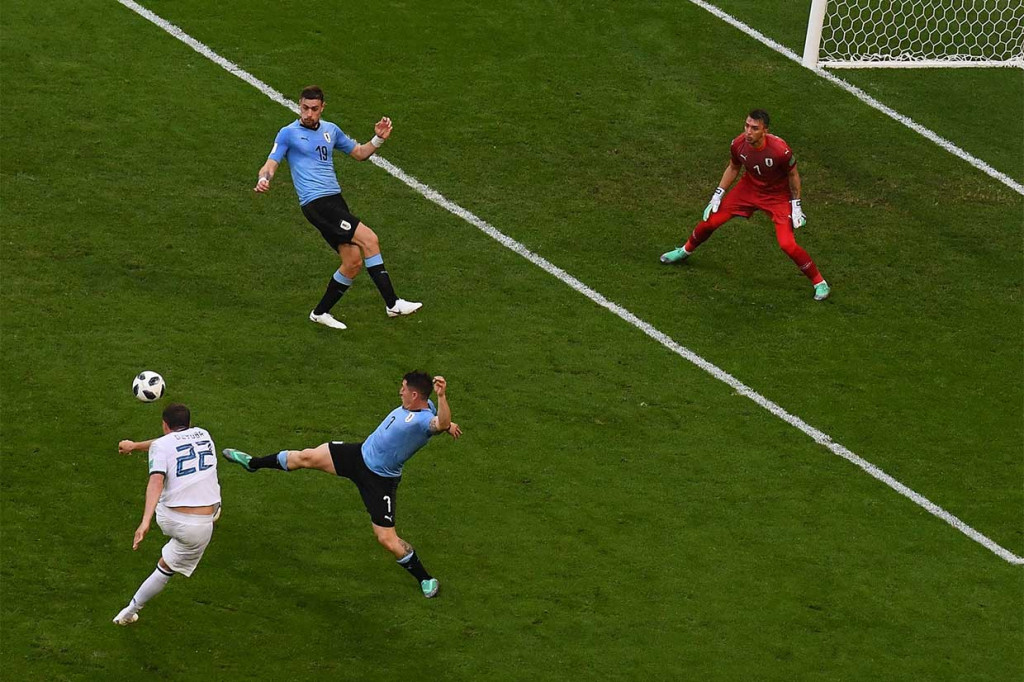 Meski Rusia berusaha menekan, kedudukan tetap 0-2 untuk Uruguay hingga babak pertama usai.