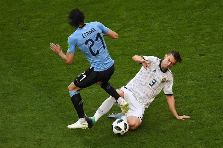 Memasuki babak kedua pertandingan tetap berlangsung dengan ketat. Edinson Cavani yang ingin mengejar gol pertamanya terus membombardir pertahanan Rusia. Hanya saja beberapa tendangan kerasnya mengarah ke samping gawang Igor Akinfeev.