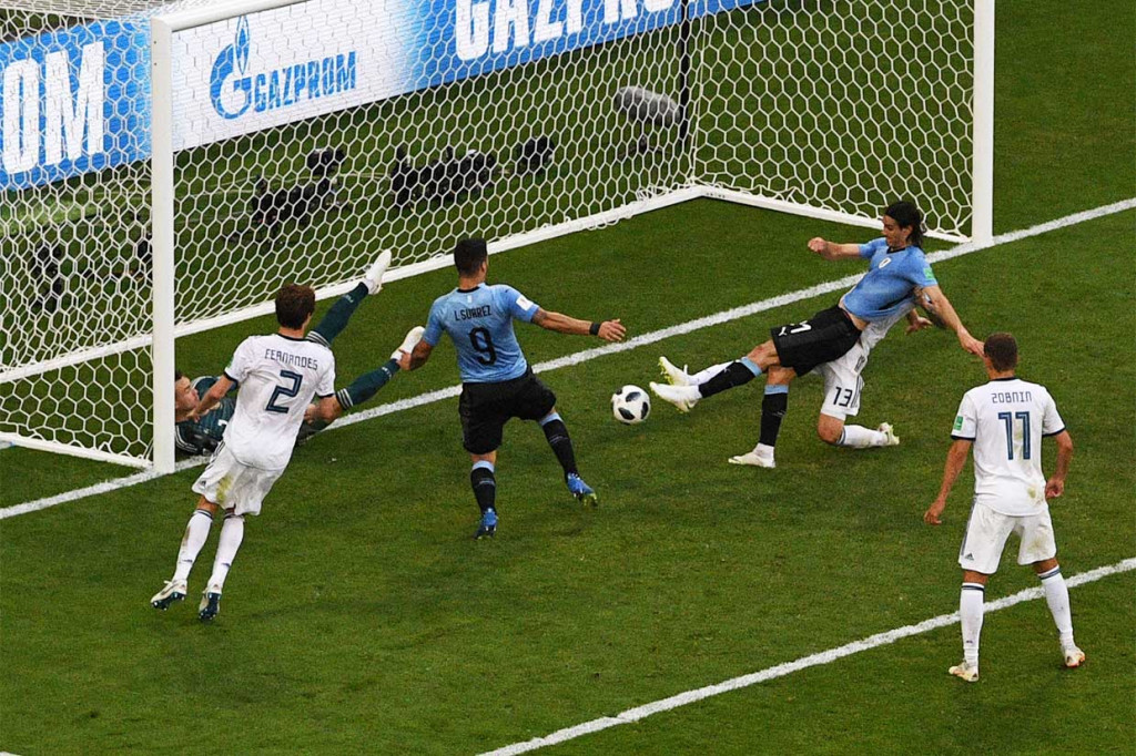 Cavani tidak patah semangat dan akhirnya mampu menuntaskan misinya dengan menciptakan gol ketiga bagi timnya pada menit 90. Ini merupakan gol perdama pemain PSG itu di Piala Dunia Rusia. 