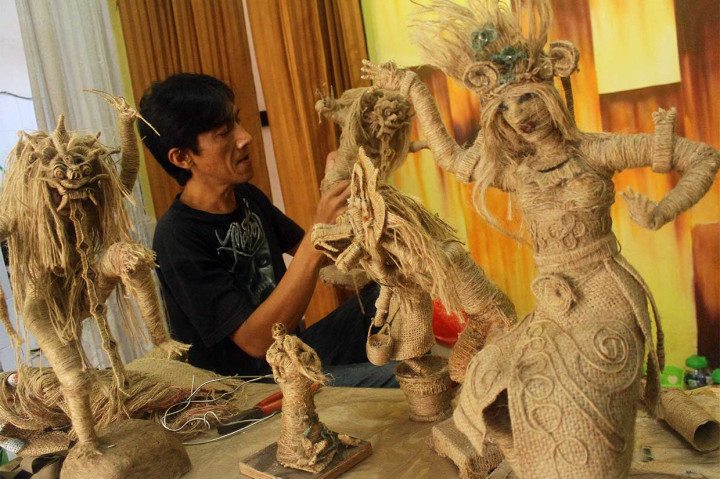 Pengrajin membuat patung dari karung goni berbentuk tari-tarian tradisional nusantara untuk selanjutnya dijual melalui media daring di Malang, Jawa Timur, Selasa, 26 Juni 2018.