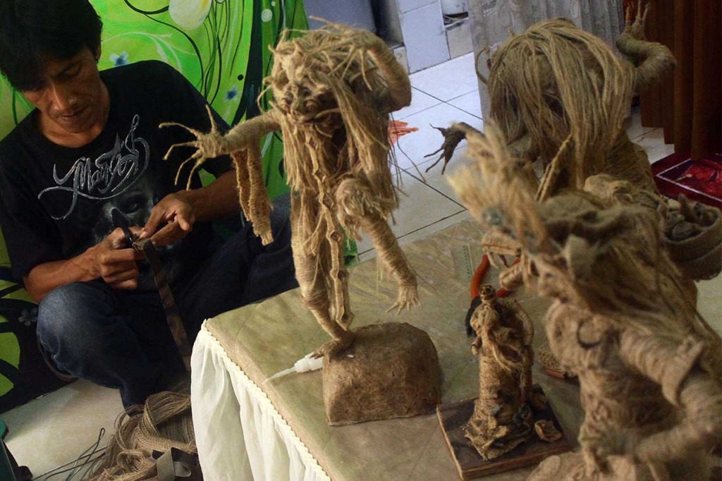 Kerajinan patung karung goni tersebut dijual Rp40 ribu hingga 350 ribu rupiah tergantung kesulitan pembuatannya.