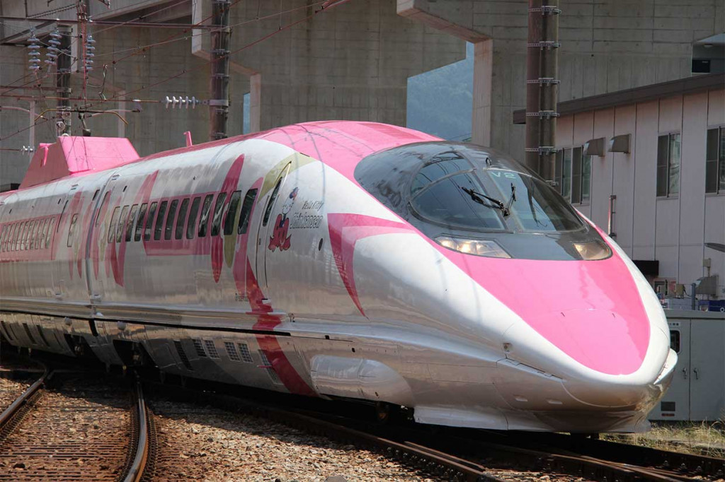 Perusahaan West Japan Railway memamerkan kereta cepat Shinkansen yang dihiasi dengan tokoh populer Hello Kitty, di  Prefektur Fukuoka, Selasa, 26 Juni 2018.