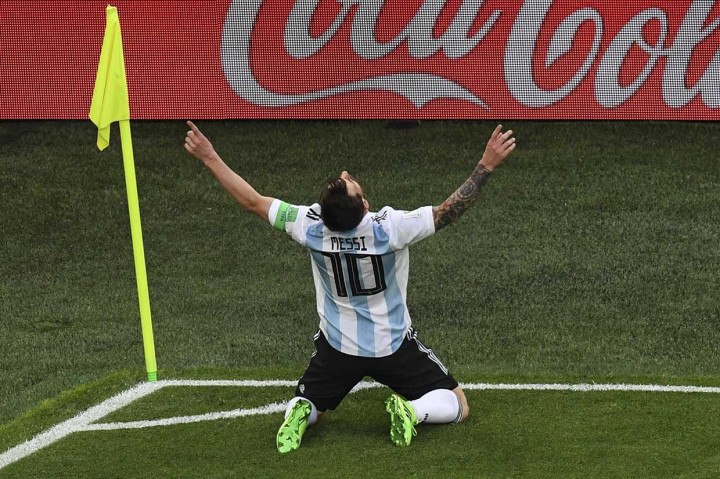 La Pulga melakukan selebrasi usai mencetak gol pembuka bagi timnya.