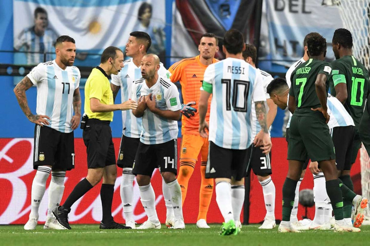 Di awal babak kedua Nigeria mendapat hadiah penalti setelah bek Argentina Javier Mascherano menjatuhkan Leon Balogun di kotak terlarang.