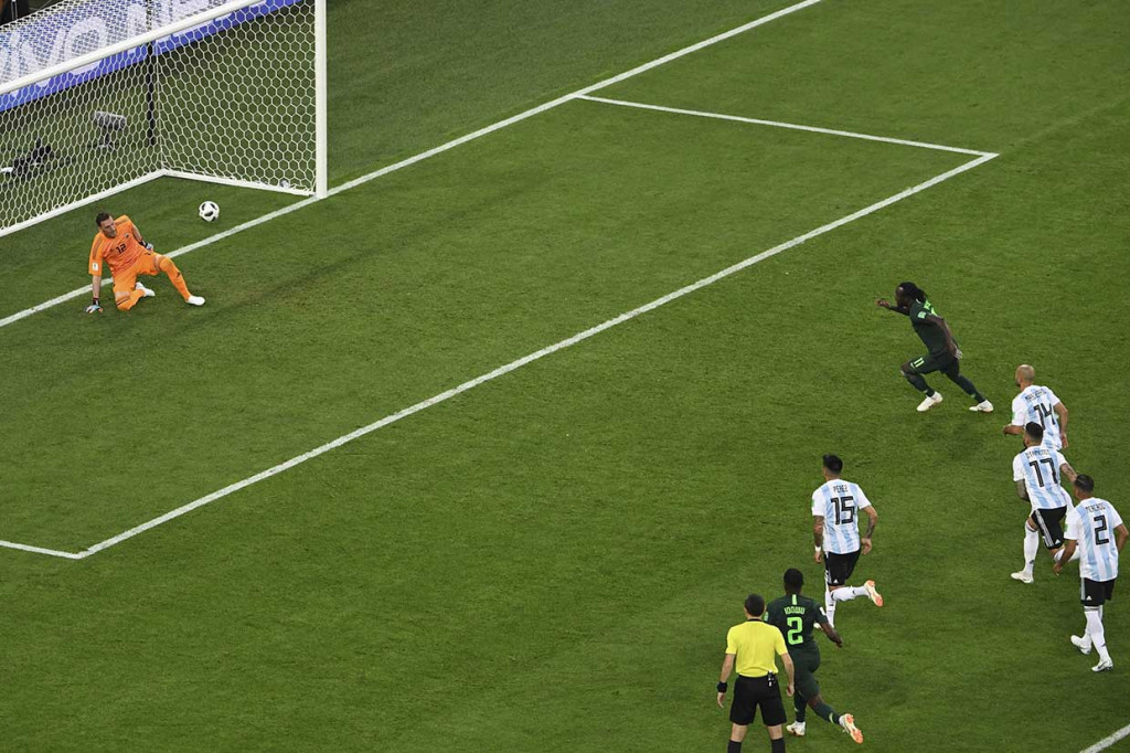 Setelah protes panjang dan emosional dari para pemain Argentina, Victor Moses tetap berkepala dingin dan sukses menaklukkan Franco Armani untuk menyamakan kedudukan.