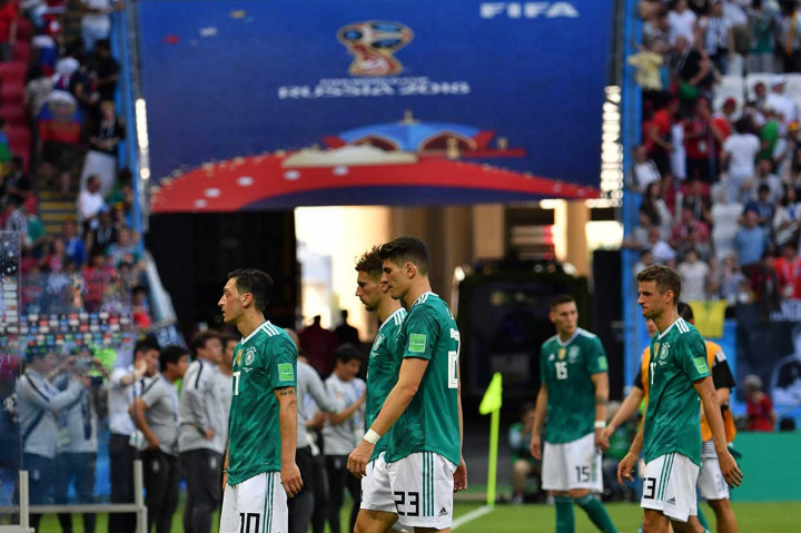 Para pemain Jerman tertunduk lesu saat meninggalkan lapangan setelah dipastikan tersingkir dari Piala Dunia usai menelan kekalahan mengejutkan 0-2 dari Korea Selatan pada laga terakhir penyisihan Grup F.