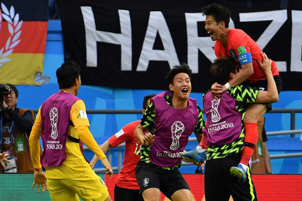 Gol Son disambut suka cita rekan-rekan setimnya.