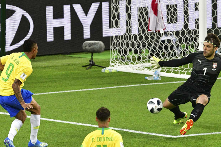 Di awal laga Brasil memulai serangan dengan baik. Peluang pertama datang dari sontekan Gabriel Jesus yang masih mampu ditepis oleh kiper Serbia Vladimir Stojkovic. Meski kemudian hakim garis mengangkat bendera tanda Jesus offside.