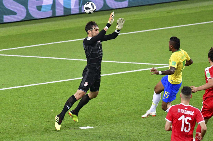 Brasil akhirnya berhasil memecah kebuntuan pada menit ke-36 lewat sontekan Paulinho. Mendapat umpan lambung Philippe Coutinho dari tengah lapangan, Paulinho sukses meneruskan bola dengan ujung kakinya untuk melewati Stojkovic.