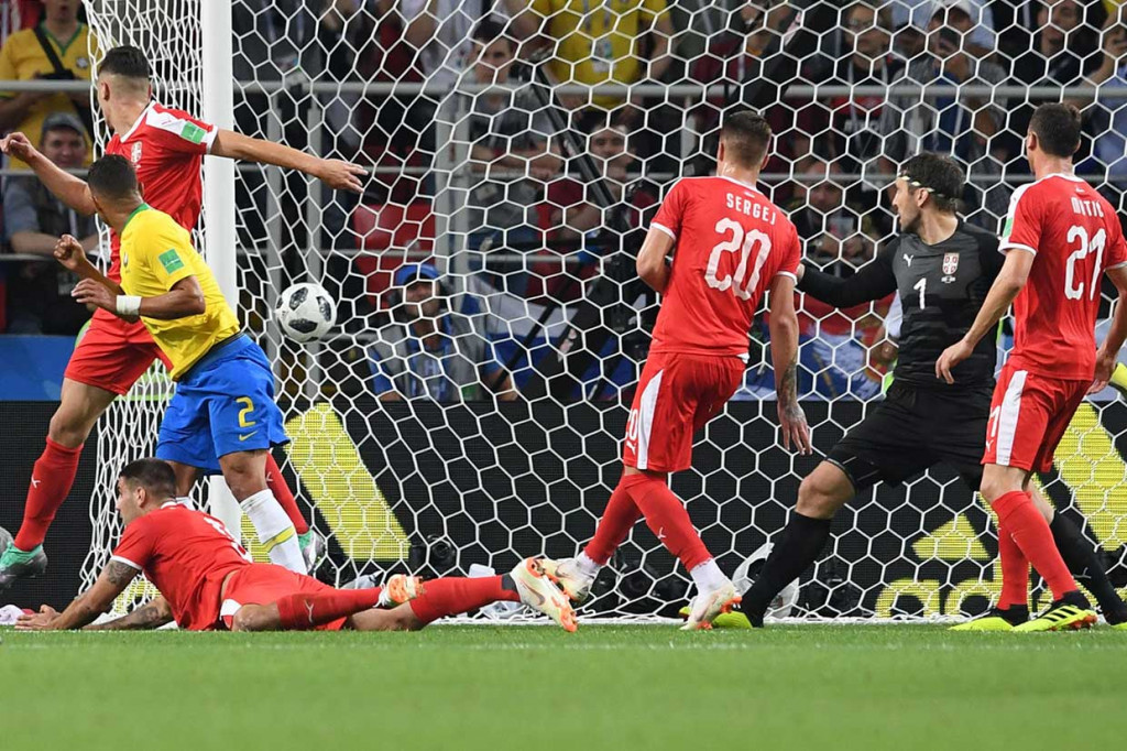 Brasil kemudian mengubah skor menjadi 2-0 lewat tandukan keras Thiago Silva menyambar tendangan sudut Neymar pada menit ke-68.