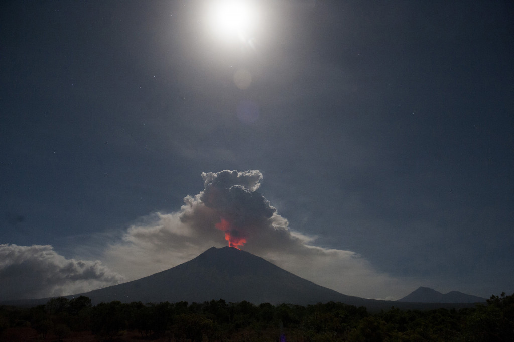 Pusat Vulkanologi dan Mitigasi Bencana Geologi (PVMBG) mencatat terjadinya erupsi Gunung Agung dengan tinggi kolom abu mencapai 2.000 meter, namun status gunung tersebut masih pada level siaga. 