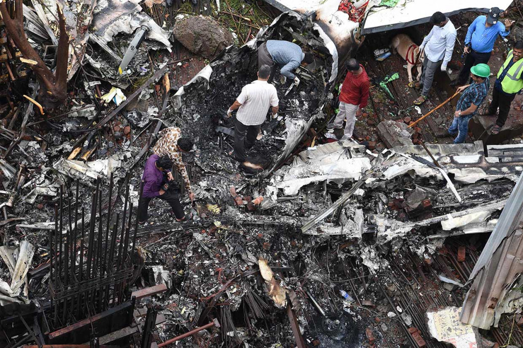Pesawat kecil tersebut jatuh dan menghantam sebuah lokasi konstruksi di tengah permukiman padat penduduk, menewaskan 5 orang yang terdiri dari 4 penumpang dan 1 lainnya di darat.