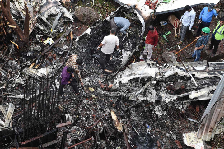 Pesawat kecil tersebut jatuh dan menghantam sebuah lokasi konstruksi di tengah permukiman padat penduduk, menewaskan 5 orang yang terdiri dari 4 penumpang dan 1 lainnya di darat.