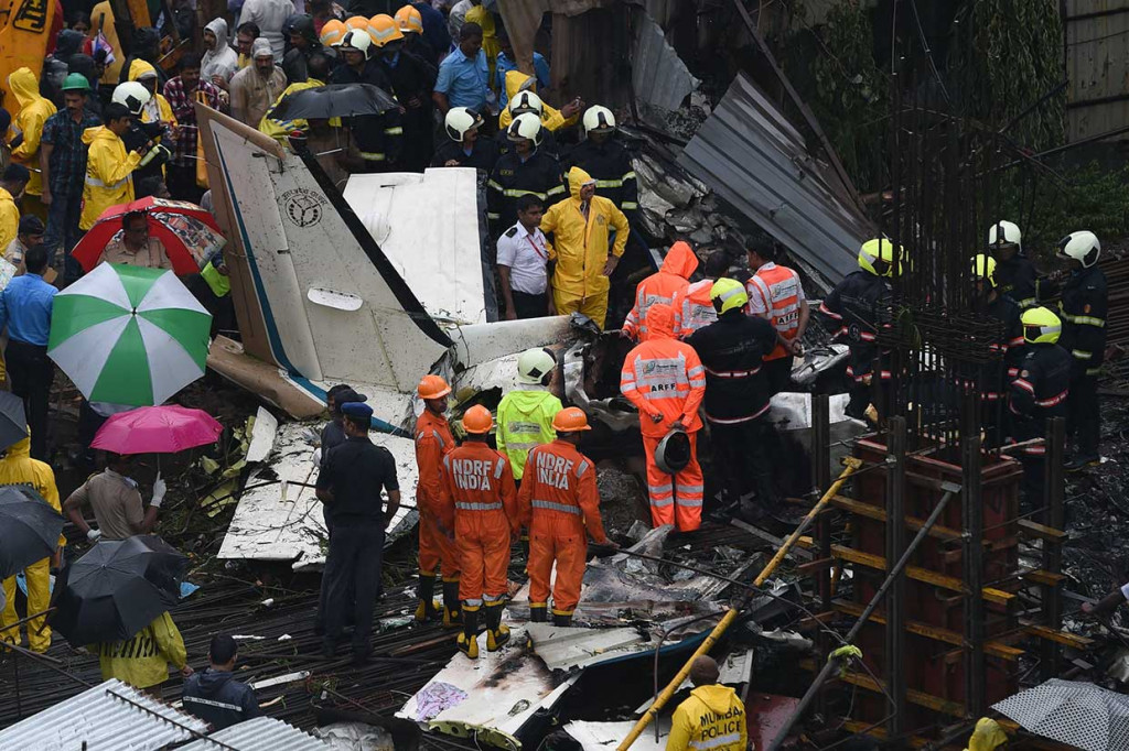 Polisi mengatakan pesawat itu jatuh di dekat sebuah bangunan pertokoan yang sedang dibangun. Laporan-laporan berita lokal mengatakan bahwa pesawat itu jatuh saat pilot mencoba mendarat darurat.