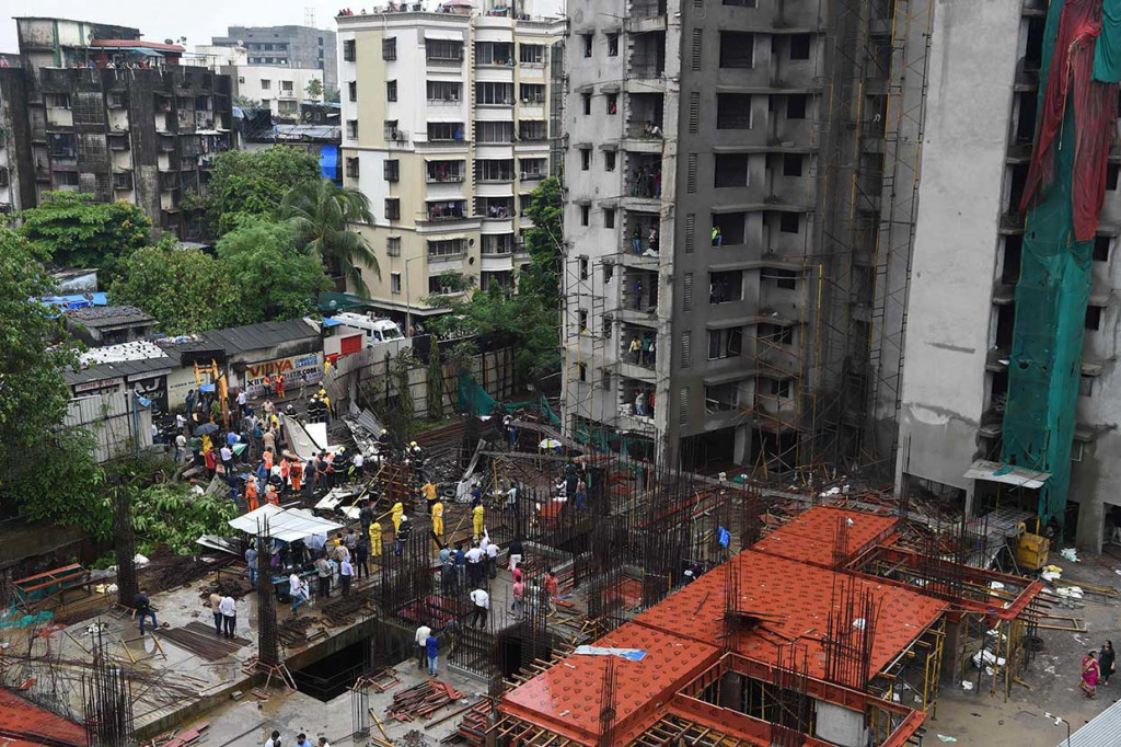 Tim penyelamat hingga kini masih menyisir lokasi untuk mencari korban lain. Belum diketahui penyebab pasti kecelakaan tersebut.
