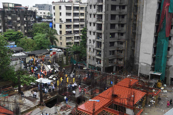 Tim penyelamat hingga kini masih menyisir lokasi untuk mencari korban lain. Belum diketahui penyebab pasti kecelakaan tersebut.