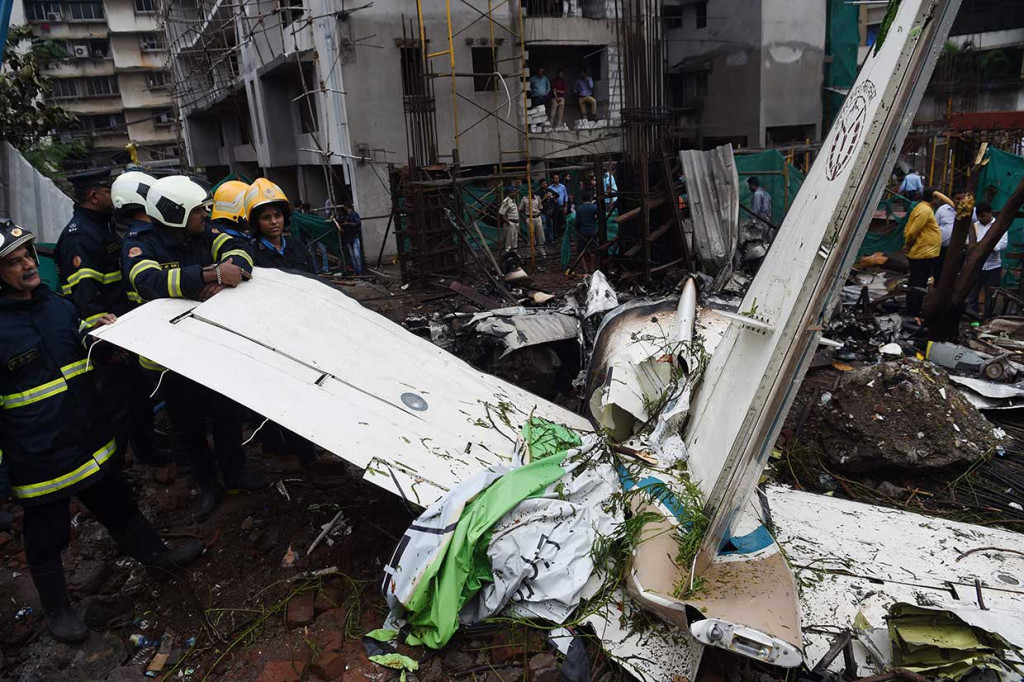 Ekor putih tampaknya menjadi satu-satunya bagian yang dapat dikenali dari pesawat yang tidak dilalap api.