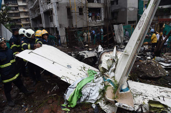 Ekor putih tampaknya menjadi satu-satunya bagian yang dapat dikenali dari pesawat yang tidak dilalap api.