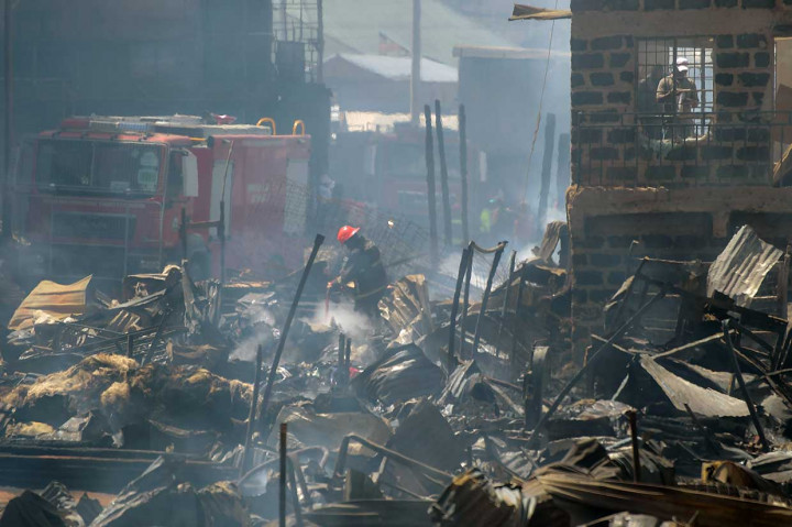 Kebakaran menjelang fajar tersebut menghancurkan banyak kios kayu dan terpal di mana pakaian dan sepatu bekas, serta sayuran  dijual di tempat tersebut.