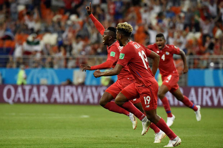 Rodriguez melakukan selebrasi bersama rekan-rekan setimnya.