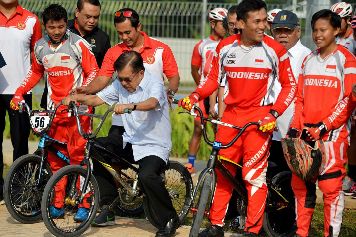 Wapres Jusuf Kalla (JK) mencoba sepeda BMX didampingi pelatih dan atlet timnas saat meninjau venue pertandingan Asian Games 2018 untuk cabang sepeda BMX di Pulomas, Jakarta, Jumat, 29 Juni 2018. Antara Foto/Wahyu Putro A
