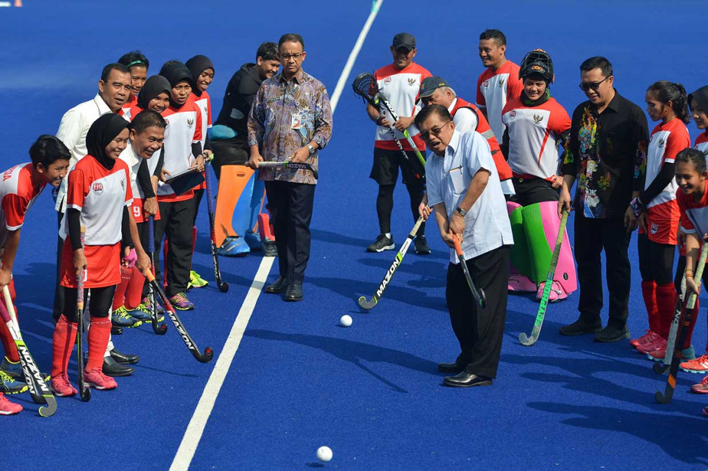 Setelah balap sepeda, JK juga meninjau venue hoki di Kompleks Gelora Bung Karno, Senayan, Jakarta. Antara Foto/Wahyu Putro A