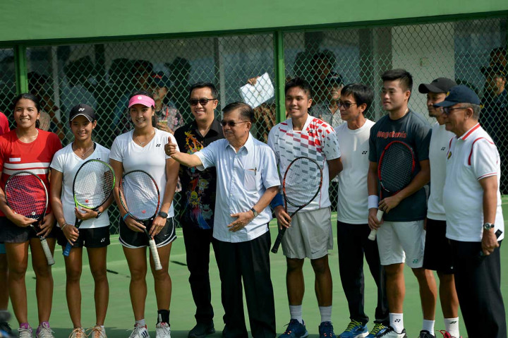 JK saat meninjau venue tenis indoor di Kompleks Gelora Bung Karno, Senayan. Kunjungan wapres tersebut untuk melihat kesiapan venue dan pelatnas jelang pelaksanaan Asian Games 2018 pada Agustus mendatang. Antara Foto/Wahyu Putro A