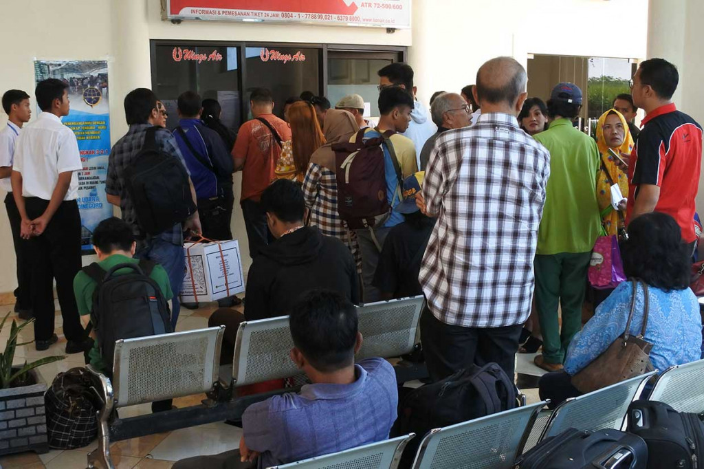 Dampak sebaran abu vulkanik Gunung Agung juga membuat Bandara Notohadinegoro, Jember ditutup mulai 09.22 sampai 17.00 WIB.