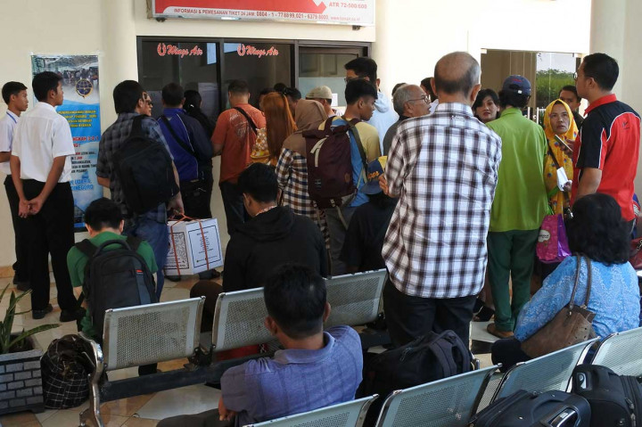 Dampak sebaran abu vulkanik Gunung Agung juga membuat Bandara Notohadinegoro, Jember ditutup mulai 09.22 sampai 17.00 WIB.