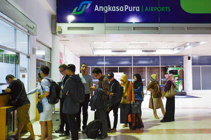 Akibat aktivitas vulkanik Gunung Agung sejumlah maskapai juga membatalkan jadwal penerbangannya dari Bandara Lombok International Airport (LIA), Lombok menuju Bandara Ngurah Rai di Bali, di antaranya GA704 dan IW 1851. Penutupan membuat calon penumpang mengatur kembali jadwal penerbangannya.