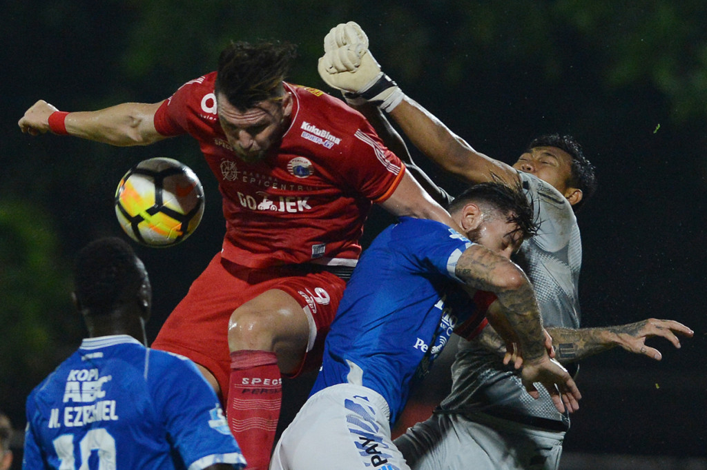 Sejak awal babak pertama pertandingan berjalan ketat. Tensi panas pertandingan terasa dari banyaknya pelanggaran keras dan protes kepada wasit.