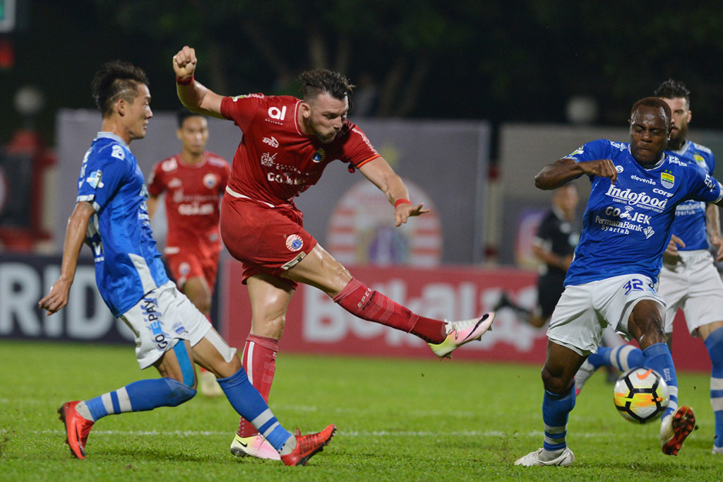 Hingga peluit akhir dibunyikan wasit, skor 1-0 untuk kemenangan Persija tak berubah. 
