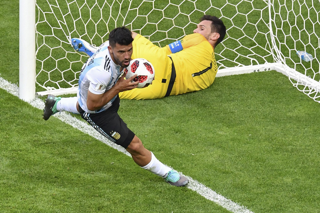 Pemain pengganti, Sergio Aguero menipiskan kedudukan menjadi 3-4 di injury time. Namun, tidak cukup untuk menghindarkan Argentina dari kekalahan. Afp Photo/Saeed Khan