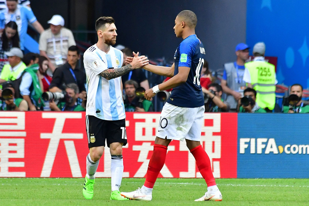 Dengan kelolosan ini, Prancis tinggal menunggu lawan. Les Bleus akan berhadapan dengan pemenang antara Uruguay melawan Portugal di laga perempatfinal pada 6 Juli. Afp Photo/Luis Acosta