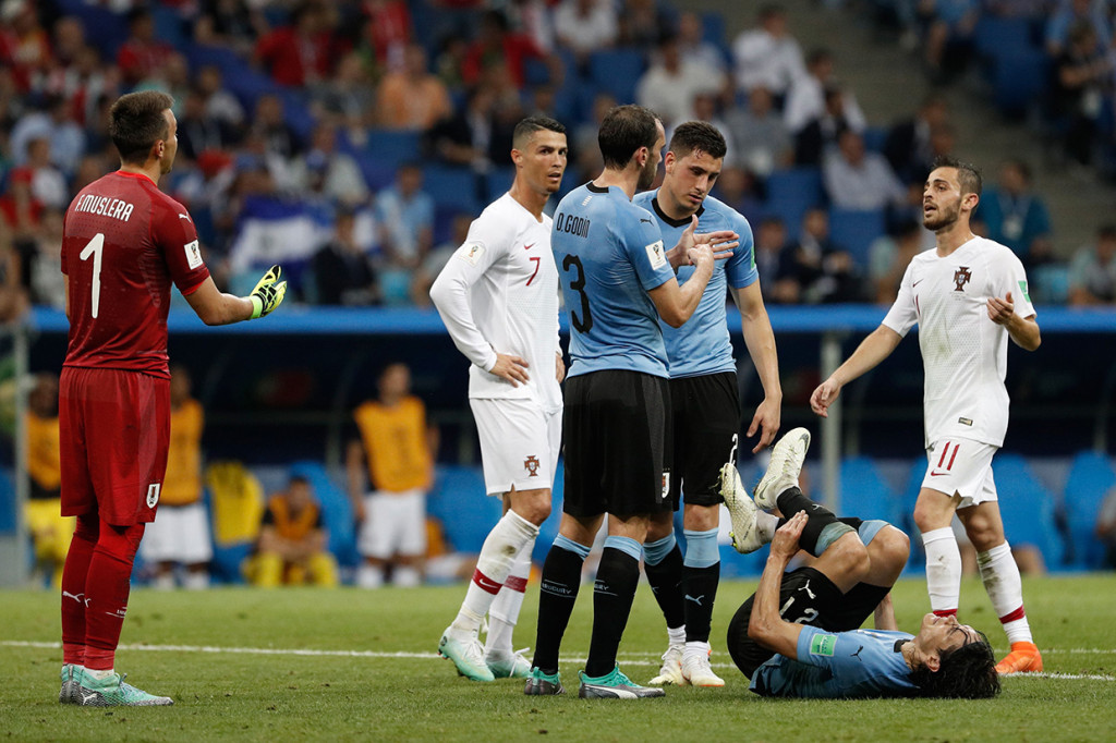 Petaka bagi Uruguay di menit ke-70, ketika Cavani berjalan terpincang-pincang dan memberi isyarat minta diganti. Afp Photo/Adrian Dennis