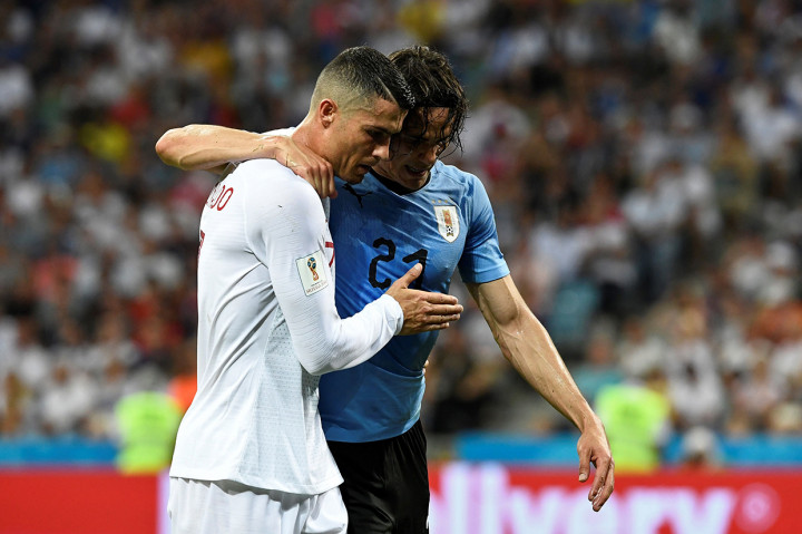 Ronaldo, yang tidak ingin waktu terbuang, memapah Cavani ke pinggir lapangan dan kedua pemain berjalan berangkulan dengan sikap saling menghormati. Afp Photo/Jonathan Nackstrand